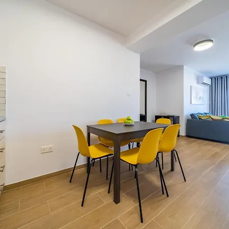 Peaceful Seaview Suite In Larnaca Center דירה