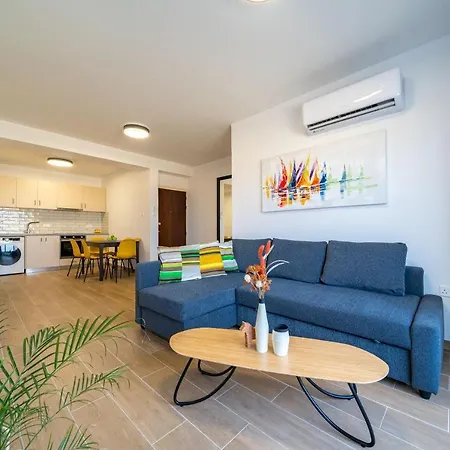 Apartment Peaceful Seaview Suite In Larnaca Center Larnaka